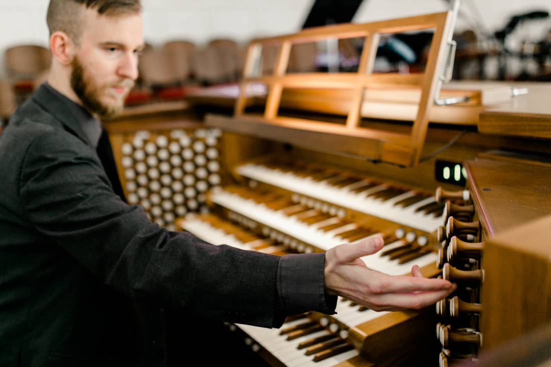 Christopher Kraus at the harpsichord